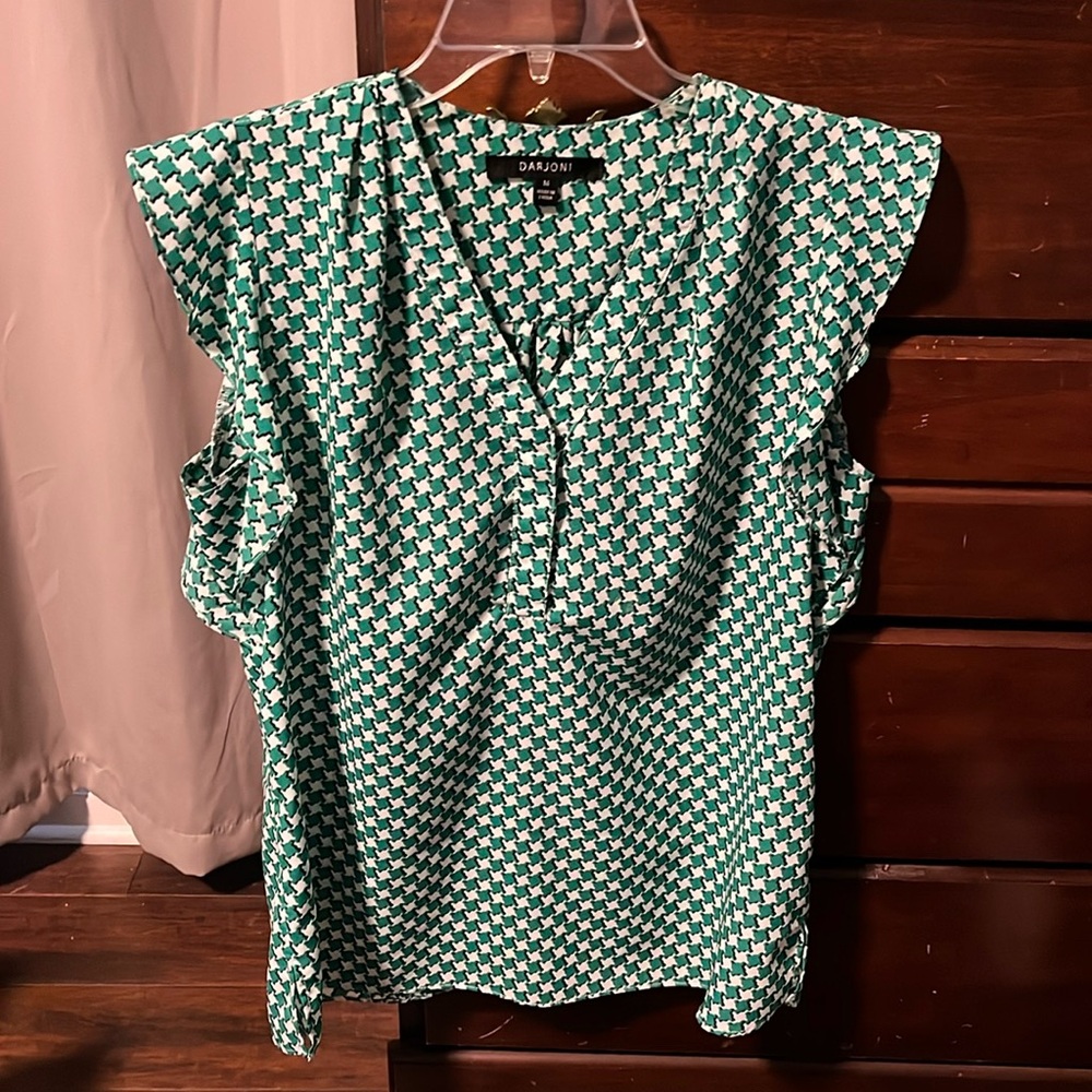 Darjoni M Green, White Geometric Pattern Ruffled Sleeveless Blouse